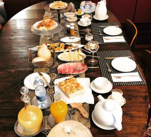 uma mesa longa com pratos de comida e bebidas em Opera Deluxe em Ravenna