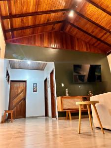 um quarto com um piano e um tecto de madeira em Apartamento coração de Santarém em Santarém