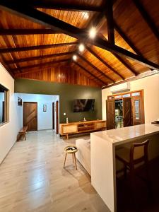 uma ampla sala de estar com tectos em madeira e uma mesa em Apartamento coração de Santarém em Santarém
