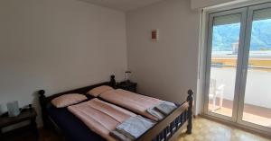 1 dormitorio con cama y ventana grande en Melide al Doyro 10 24, en Melide