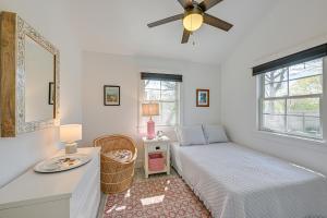 ハンプトン・ベイズにあるDistinctive Hamptons Home with Pool Near Bay, Oceanのベッドとテーブルと窓のある寝室 +26枚の写真