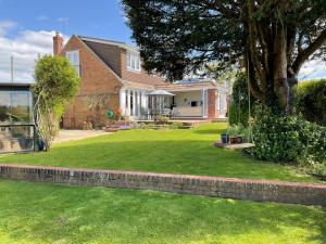 Κήπος έξω από το Air Maison - Stunning House in Clanfield Family and Remote Workers Friendly