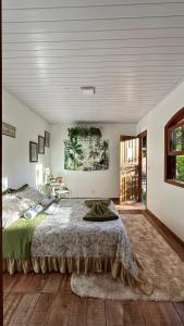 - une chambre avec un grand lit dans l'établissement Hostel 040, à Itaipava