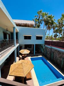 eine Terrasse mit Pool und ein Haus in der Unterkunft Rosarito Hotel in Loreto