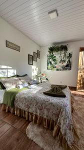 - une chambre avec un lit et une couverture dans l'établissement Hostel 040, à Itaipava