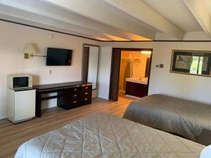 Katil atau katil-katil dalam bilik di Tollway Inn Beloit