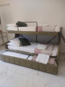 - 3 lits superposés avec serviettes dans une chambre dans l'établissement Borgo La Chiusa, à Cinisi
