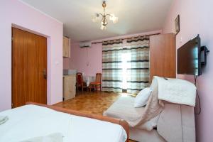 Televízia a/alebo spoločenská miestnosť v ubytovaní Apartment Zubovici 16063a
