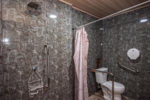 bagno con doccia e servizi igienici. di Casa equipada, piscina privada, rancho, 14 huéspedes a Tárcoles