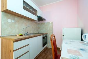 Kuchyň nebo kuchyňský kout v ubytování Apartments and rooms with parking space Zubovici, Pag - 16063