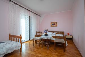 Zimmer mit einem Tisch und Stühlen sowie einem Schlafzimmer in der Unterkunft Apartments and rooms with parking space Zubovici, Pag - 16063 in Zubovići