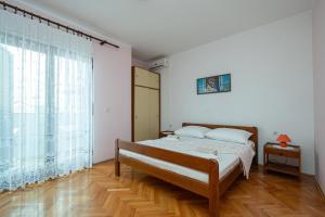 Postel nebo postele na pokoji v ubytování Apartments and rooms with parking space Zubovici, Pag - 16063
