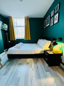 a bedroom with a bed and a table with a lamp at Unique Studio Flat in City 1110 in London