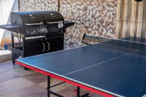 una mesa de ping pong con una pelota de ping pong. en Casa equipada, piscina privada, rancho, 14 huéspedes, en Tarcoles