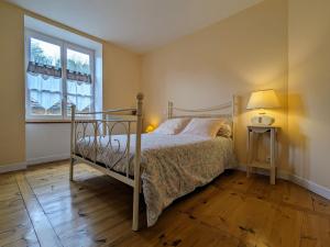1 dormitorio con cama y ventana en Gîte Le Puy-en-Velay, 3 pièces, 6 personnes - FR-1-582-6, en Le Puy en Velay