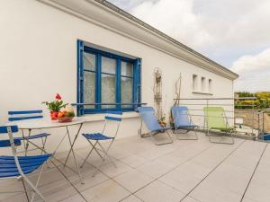 a patio with chairs and a table and a window at Gîte calme près de plages, au cœur de Batz-sur-Mer, terrasse sud, wifi, et équipements bébé - FR-1-306-840 in Batz-sur-Mer +3 photos