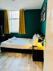 Ένα ή περισσότερα κρεβάτια σε δωμάτιο στο Unique Studio Flat in City 1110 +20 φωτογραφίες