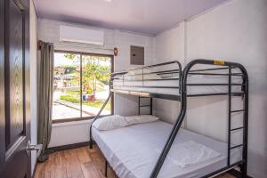 a bunk bed in a room with a window at Casa equipada, piscina privada, rancho, 14 huéspedes in Tarcoles