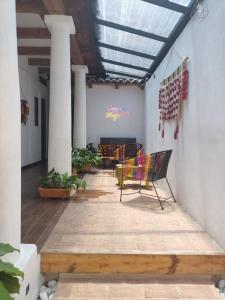 d'une terrasse avec 2 chaises et une lucarne. dans l'établissement Suites del Barrio, à San Cristóbal de Las Casas