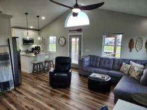 sala de estar con sofá y mesa en Lakeside Luxury at Duck Creek on Grand Lake, Oklahoma, en Afton