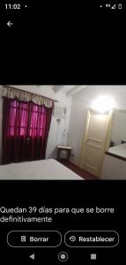 una imagen de una habitación con cama y espejo en Residencia Mabel en Posadas