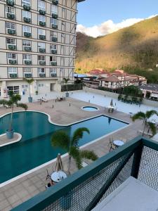 an aerial view of a hotel with a swimming pool at Flat Manacas Granja Brasil Itaipava in Itaipava