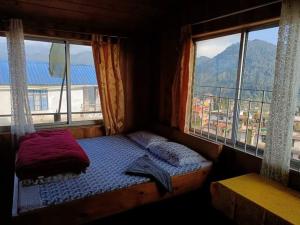 1 dormitorio con cama y ventana con vistas en Valley view homestay, en Lava