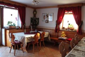 a dining room with a table and chairs at Baita Zeni Tirolerhof in Fiera di Primiero