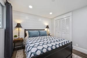 una camera con letto e tavolo con lampada di KING BED/Fresh Home/Seperate Big Screen Rooms/Park a Boise