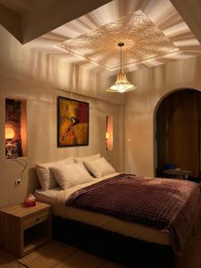 マラケシュにあるRiad Safran Ralyaの天井の大型ベッド付きのベッドルーム1室