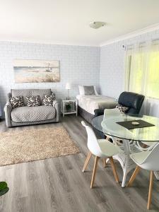 ein Wohnzimmer mit einem Bett und einem Tisch in der Unterkunft Marcel Towers Holiday Apartments in Nambucca Heads