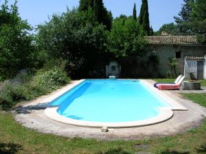 una piscina en el patio de una casa en Pieve Sant'Angelo, en Campello sul Clitunno