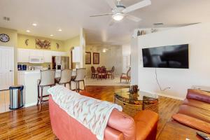 sala de estar con sofá y TV de pantalla plana en Beachcomber Getaway, en Fort Myers