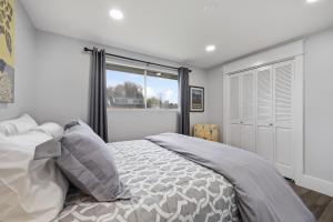 una camera con un grande letto e una finestra di KING BED/Fresh Home/Seperate Big Screen Rooms/Park a Boise