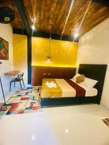 1 dormitorio con cama y alfombra en Coffee House Minca, en Minca