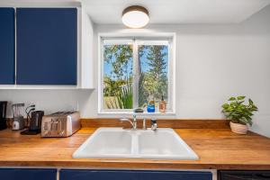 encimera de cocina con fregadero y ventana en Beautiful apartment in Bonita w/Garage and Garden, en Bonita Springs
