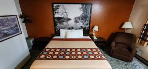 Postel nebo postele na pokoji v ubytování Hotel Iron Mountain Inn & Suites + 11 fotografií