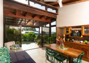 ビハグアにあるMi Casa es Su Casa: Vacation Rentalのキッチン(木製テーブル、緑の椅子付)