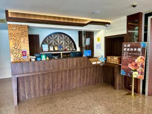 Penghu An-I Hotel في ماغونغ: مطعم وجبات سريعة مع كونتر مع علامة