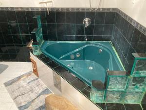 W pokoju znajduje się łazienka z zieloną wanną. w obiekcie Habitación Privada Los Cabos w mieście Cabo San Lucas