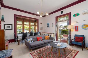 sala de estar con sofá y mesa en Collingwood Manor en Nelson