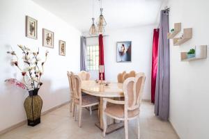 een eetkamer met een tafel en stoelen bij Hermosos apartamentos a 5 mins de la playa Caleta in La Romana