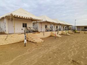 a row of houses in a desert area withuts at Royal Rangers Desert Safari Camp in Jaisalmer