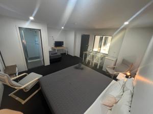 Abajaz Motel-All Rooms Updated-May 2024 في لونغريتش: غرفة بسرير وطاولة وكراسي