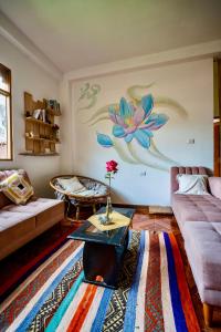 uma sala de estar com uma flor pintada na parede em Blue Lotus Retreat Center em Písac