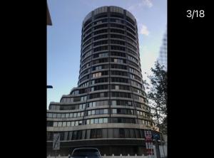 un edificio alto con una macchina parcheggiata di fronte di City Center a Basilea