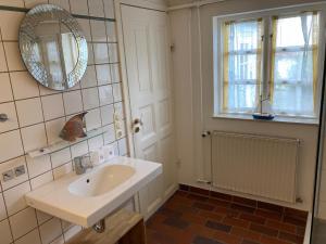 Ένα μπάνιο στο Ferienhaus Altes Holzfällerhaus +29 φωτογραφίες