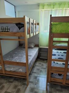 - une chambre avec 2 lits superposés dans l'établissement Miel de luna, à Cerro Azul
