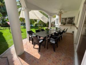 a dining room with a table and chairs at Villa Grecia-Villas del Pacifico in San José de Guatemala