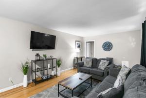 Μια τηλεόραση ή/και κέντρο ψυχαγωγίας στο Suburban Bliss Getaway Wi-Fi Parking Long Stay